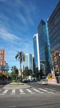 Quito, Pichincha / Ekvator - 1 Kasım 2016: 12 de Octubre Avenue Quito şehir modern bir bölge faaliyete