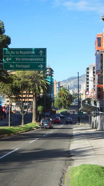 Quito, Pichincha / Equador - 1 de novembro de 2016: Atividade na Avenida Eloy Alfaro na área moderna da cidade de Quito — Fotografia de Stock