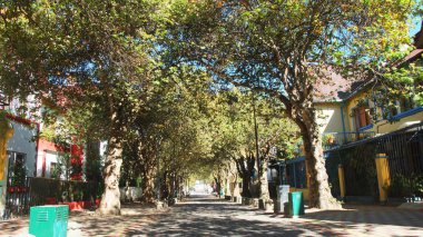 Quito, Pichincha / Ekvator - 6 Kasım 2016: görünüm, Juan Rodriguez sokak kuzeyde Quito şehir La Mariscal İlçesi'nde