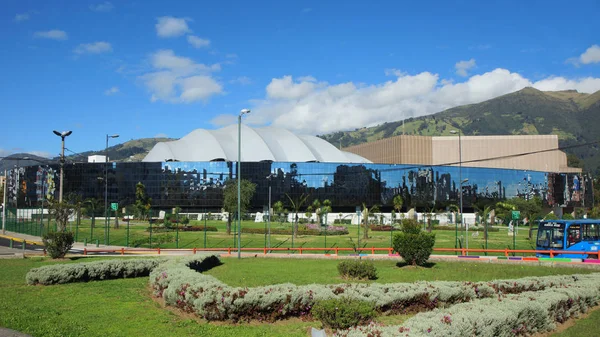 Quito, Pichincha / Equador - 6 de novembro de 2016: Vista exterior da Casa da Cultura Equatoriana no norte da cidade de Quito — Fotografia de Stock
