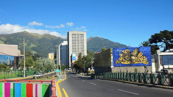 Quito, Pichincha / Equador - 6 de novembro de 2016: Atividade na Avenida Pátria, no norte da cidade de Quito — Fotografia de Stock