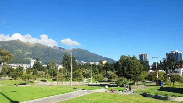 Quito, Pichincha / Equador - 6 de novembro de 2016: Pessoas caminhando no parque El Arbolito, no norte da cidade de Quito — Fotografia de Stock
