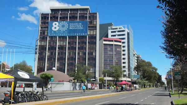 Quito, Pichincha / Equador - 6 de novembro de 2016: Ciclistas cruzando a ciclovia na Avenida Rio Amazonas durante a manhã de domingo — Fotografia de Stock