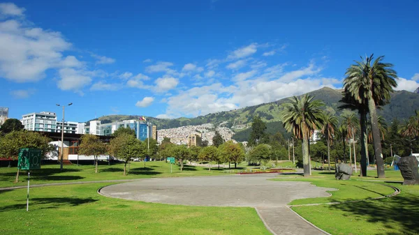 Quito, Pichincha / Equador - 6 de novembro de 2016: Vista panorâmica do parque El Arbolito no norte da cidade de Quito — Fotografia de Stock