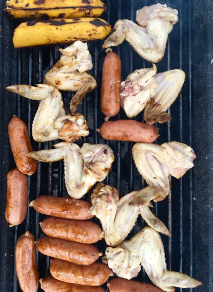 Жареные куриные крылышки и колбаски — стоковое фото