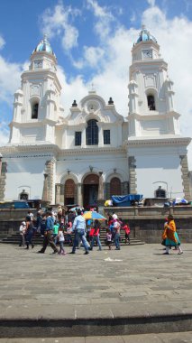 El Quinche, Pichincha / Ekvator - 13 Kasım 2016: El Quinche bakire Sanctuary önünde yürüyen insanlar. 8 Temmuz, Papa Francisco onun gündeminde Ekvator bir parçası olarak bu kiliseyi ziyaret