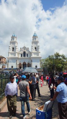 El Quinche, Pichincha / Ekvator - 13 Kasım 2016: El Quinche bakire Sanctuary önünde yürüyen insanlar. 8 Temmuz, Papa Francisco onun gündeminde Ekvator bir parçası olarak bu kiliseyi ziyaret 