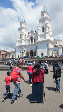 El Quinche, Pichincha / Ekvator - 13 Kasım 2016: El Quinche bakire Sanctuary önünde yürüyen insanlar. 8 Temmuz, Papa Francisco onun gündeminde Ekvator bir parçası olarak bu kiliseyi ziyaret