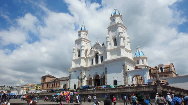 El Quinche, Pichincha / Equateur - 13 novembre 2016 : Des gens marchent devant le Sanctuaire de la Vierge d'El Quinche. Le 8 juillet, le Pape François Ier a visité cette église dans le cadre de son agenda en Equateur — Photo