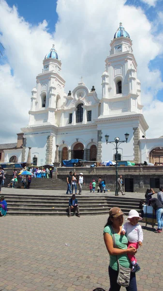 El Quinche, Pichincha / Ekvator - 13 Kasım 2016: El Quinche bakire Sanctuary önünde yürüyen insanlar. 8 Temmuz, Papa Francisco onun gündeminde Ekvator bir parçası olarak bu kiliseyi ziyaret — Stok fotoğraf