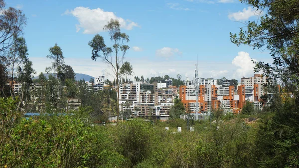 Quito, Pichincha / Equador - 10 de dezembro de 2016: Vista da parte norte da cidade de Quito a partir do Parque Metropolitano Guanguiltagua — Fotografia de Stock