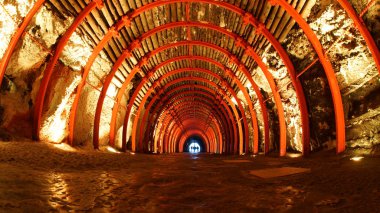 Zipaquira, Cundinamarca / Kolombiya - 19 Ocak 2016: tünel girişine Zipaquira tuz Katedrali. Bu katedral Roma Katolik Kilisesi bir tuz tüneller içinde benim inşa bir yeraltı olduğunu