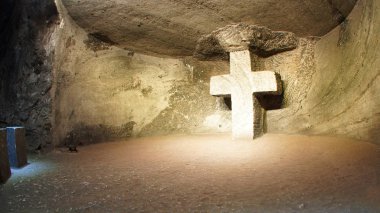 Zipaquira, Cundinamarca / Kolombiya - 19 Ocak 2016: çapraz Zipaquira tuz katedral içinde yaşayan taş taş bir duvara oyulmuş