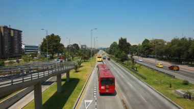 Bogota, Cundinamarca / Kolombiya - 19 Ocak 2016: Bogota şehir El Dorado Avenue'de günlük aktivite