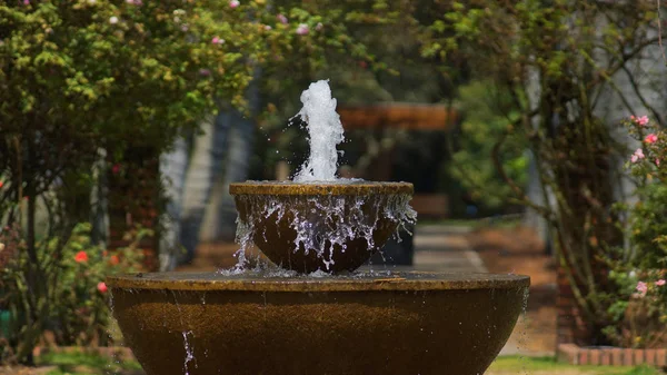 Bogotà, Cundinamarca / Colombia - 18 gennaio 2016: Acqua che sgorga da una fontana di pietra nell'Orto Botanico di Bogotà — Foto Stock