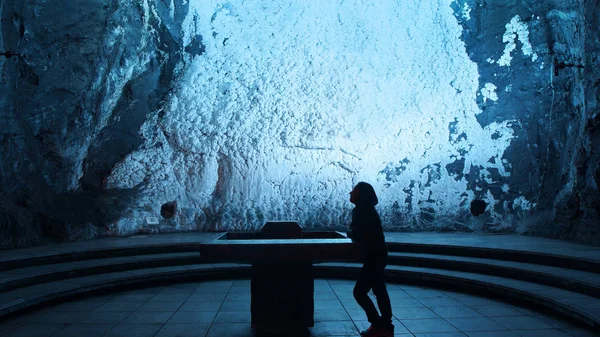 Zipaquira, Cundinamarca / Colombia - January 19 2016: Lonely woman praying in the Salt Cathedral of Zipaquira is an underground Roman Catholic church built within the tunnels of a salt mine — Stock Photo, Image