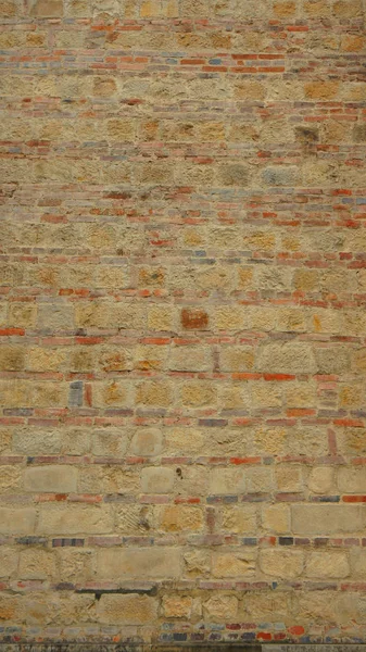 Tekstura starej ściany czerwonych cegieł i kamieni w formacie pionowym — Zdjęcie stockowe