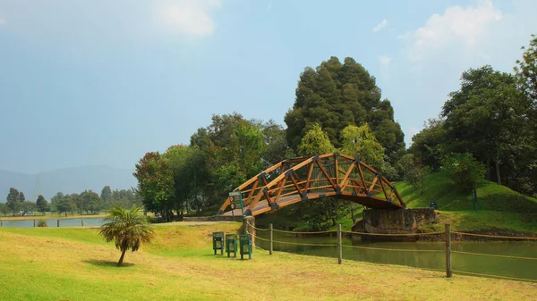 Μπογκοτά, δήμους / Κολομβία - Ιανουάριος 21 2016: προβολή της ξύλινης γέφυρας στο πάρκο Simon Bolivar στην πόλη της Μπογκοτά — Φωτογραφία Αρχείου