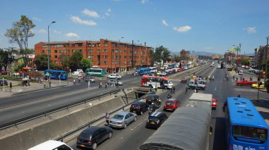 Bogota, Cundinamarca / Kolombiya - 18 Ocak 2016: Boyaca Avenue ve Bogota şehir 53rd Street günlük aktivite