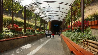 Zipaquira, Cundinamarca / Kolombiya - 19 Ocak 2016: Zipaquira tuz katedral girişinde. Bu katedral Roma Katolik Kilisesi bir tuz tüneller içinde benim inşa bir yeraltı olduğunu