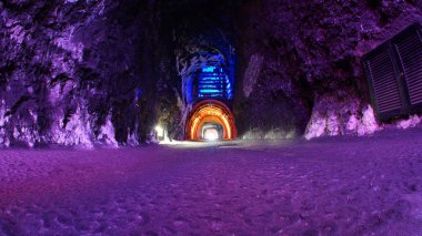 Zipaquira, Cundinamarca / Kolombiya - 19 Ocak 2016: tuz tünel duvarlar Zipaquira tuz katedral girişinde