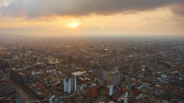 Bogotá, Cundinamarca / Colômbia - 19 de janeiro de 2016: Vista panorâmica do pôr-do-sol na cidade de Bogotá do edifício Colpatria — Fotografia de Stock