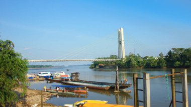 Puerto Francisco de Orellana, Orellana / Ekvator - 16 Ocak 2016: Görünüm Napo nehir üzerinde El Coca Köprüsü. Şehrin en önemli altyapı projesi bu köprüdür