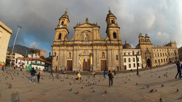 Bogotá, Cundinamarca / Colombia - 19 de enero de 2016: Vista de la Catedral Primada de Colombia en la plaza Bolívar en el área de La Candelaria en el centro de la ciudad de Bogotá —  Fotos de Stock