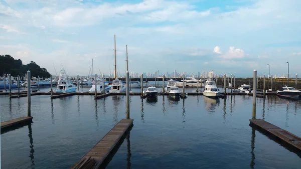 Bateaux amarrés à un quai près de la ville de Panama — Photo