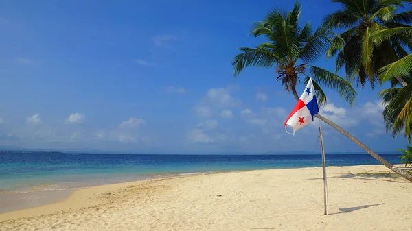 Bandera de Panamá en la playa con fondo marino en Isla Aguja, Las perlas / Panamá —  Fotos de Stock
