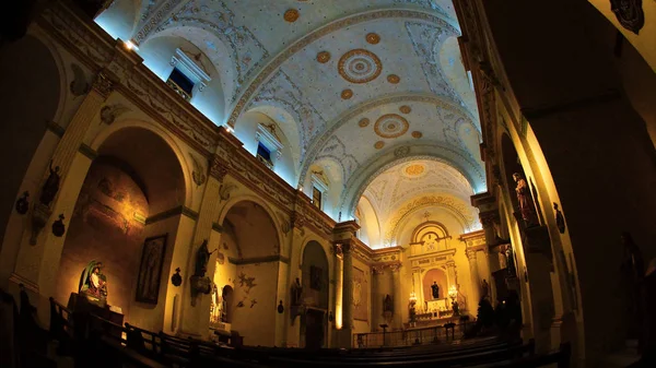 Ciudad de Panamá, Panamá / Panamá - 15 de diciembre de 2014: Dentro de la Iglesia de San Felipe de Neri en el centro de la ciudad de Panamá —  Fotos de Stock