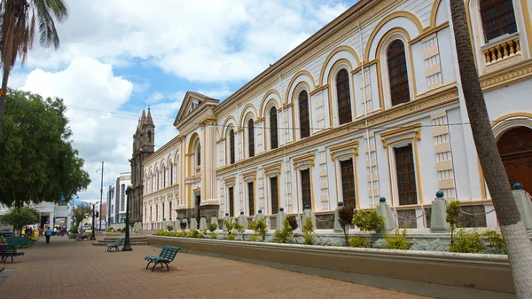 Ibarra, Imbabura / Ecuador - 22 de febrero de 2016: Vista del edificio de la Diócesis de Ibarra con la Capilla Episcopal — Foto de Stock