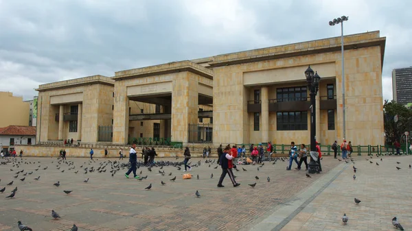 Bogota, Cundinamarca / Colombia - April 8 2016: aktivitet i Bolivar plaza i området La Candelaria i centrum av staden Bogota — Stockfoto