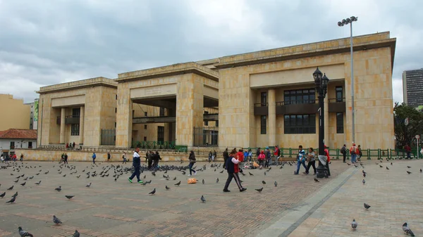 Bogotá, Cundinamarca / Colômbia - 8 de abril de 2016: Atividade na praça Bolívar na área de La Candelaria, no centro da cidade de Bogotá — Fotografia de Stock