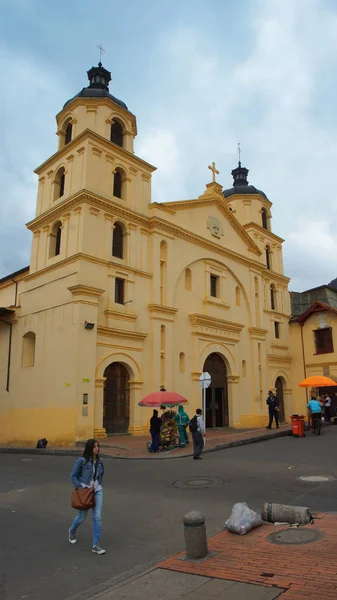 Bogota, Cundinamarca / Kolumbia - 8 kwiecień 2016: widok z Kościół Matki Bożej z La Candelaria w dzielnicy La Candelaria w centrum miasta Bogota — Zdjęcie stockowe