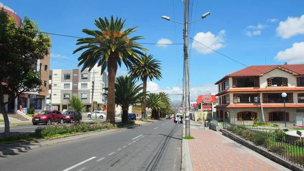 Ambato, Tungurahua / Ecuador - December 17 2016: napi tevékenység a Los Guaytambos Avenue, a zóna Ficoa, a város Ambato — Stock Fotó