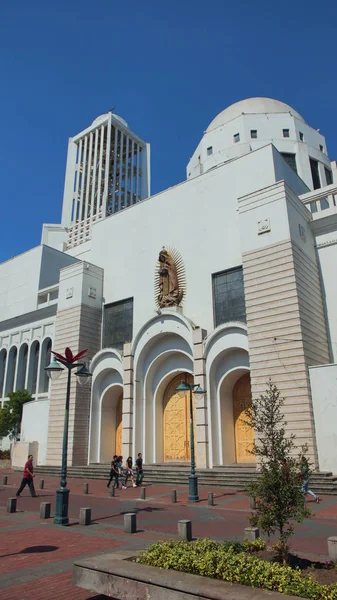 Ambato, Tungurahua / Ekvator - 17 Aralık 2016: Ambato katedral kilise önünde yürüyen insanlar. Bu kilise 1952 yılında yeniden inşa edildi