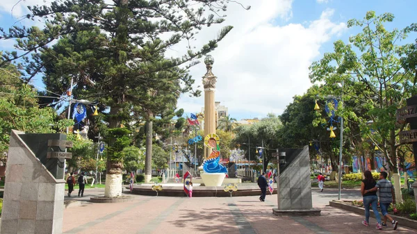 Амбато, Тунгурахуа / Эквадор - 17 декабря 2016 года: Прогулка по парку 12 ноября. Это место было стратегическим пунктом для торговли города в XX веке — стоковое фото
