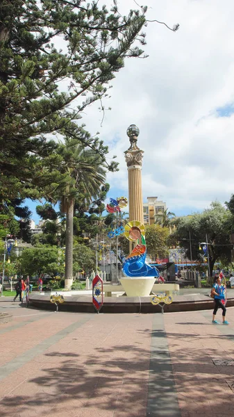 厄瓜多尔 tungurauaur-2016 年 12月17日: 人们在 12 de noviembre 公园散步。这个地方是 xx 世纪城市商业的战略点 — 图库照片