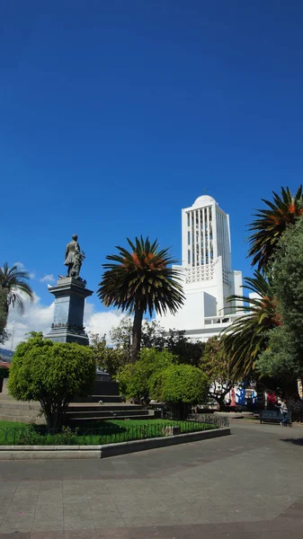 Ambato, Tungurahua / Ecuador - 17 dicembre 2016: Veduta del Parco Montalvo con sullo sfondo la chiesa della Cattedrale della città di Ambato — Foto Stock