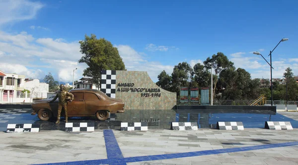 Ambato, Tungurahua / Equador - 17 de dezembro de 2016: Monumento a Luis "louco" Larrea. Entre seus muitos méritos, Larrea (1921-1994) é lembrado por ser três vezes campeão do Retorno à República do Equador. — Fotografia de Stock
