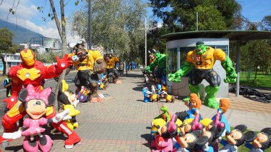 Quito, Pichincha / Ekvator - 31 Aralık 2016: gazete, dergi La Carolina Park şehrin kuzey bölgesinde yeni yılı kutlamak için yapılan aptallar popüler satışı. Quito içinde geleneksel alışkanlık 