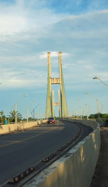 Puerto Francisco de Orellana, Orellana / Ekwador - czerwiec 2016 7: aktywność w most El Coca, nad rzeką Napo. Ten most jest najważniejszy projekt infrastruktury miasta — Zdjęcie stockowe
