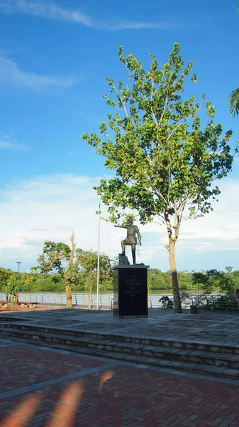 Puerto Francisco de Orellana, Orellana / Ekwador - czerwiec 2016 7: statua Francisco de Orellana na nabrzeżu miasta Coca. El Coca położona nad rzeką Napo — Zdjęcie stockowe