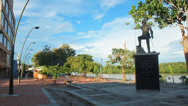 Puerto Francisco de Orellana, Orellana / Ekwador - czerwiec 2016 7: statua Francisco de Orellana na nabrzeżu miasta Coca. El Coca położona nad rzeką Napo — Zdjęcie stockowe