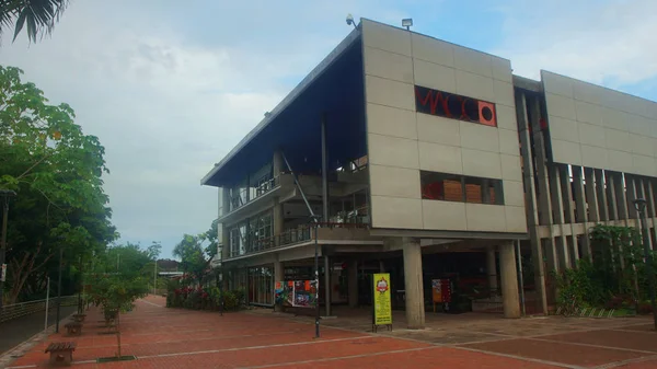 Puerto Francisco de Orellana, Orellana / Ecuador - 7 de junio de 2016: Vista del edificio del Museo Arqueológico Centro Cultural Orellana (MACCO) en el paseo marítimo de la ciudad de Coca — Foto de Stock
