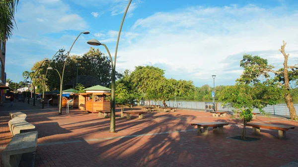 Puerto francisco de orellana, orellana / ecuador - 7. Juni 2016: tägliches Treiben auf der Promenade in el coca. el coca ist ein Dorf am Fluss Napo — Stockfoto