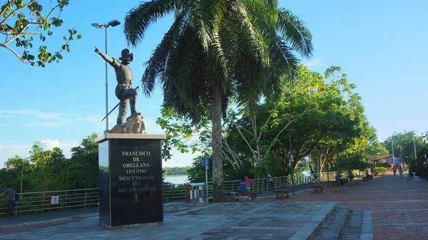 Puerto Francisco de Orellana, Orellana / Ecuador - juni 7 2016: staty av Francisco de Orellana vid vattnet i staden Coca. El Coca är en by längs floden Napo — Stockfoto