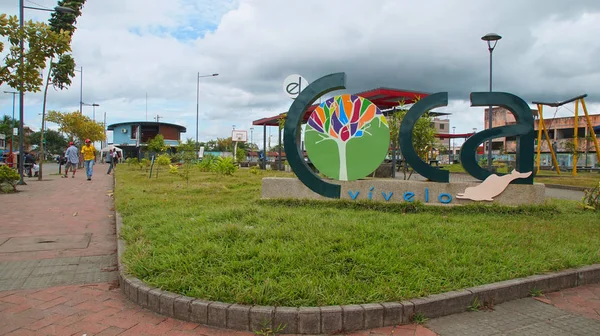 Puerto Francisco de Orellana, Orellana / Ecuador - 7 de junio de 2016: Logotipo tridimensional del pueblo de El Coca ubicado en la esquina de un parque del pueblo — Foto de Stock