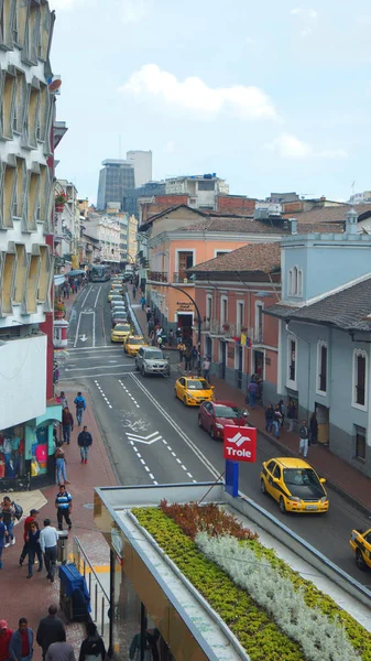 Quito, Pichincha / Ecuador, 19 gennaio 2017: Attività quotidiana nel centro storico della città di Quito . — Foto Stock